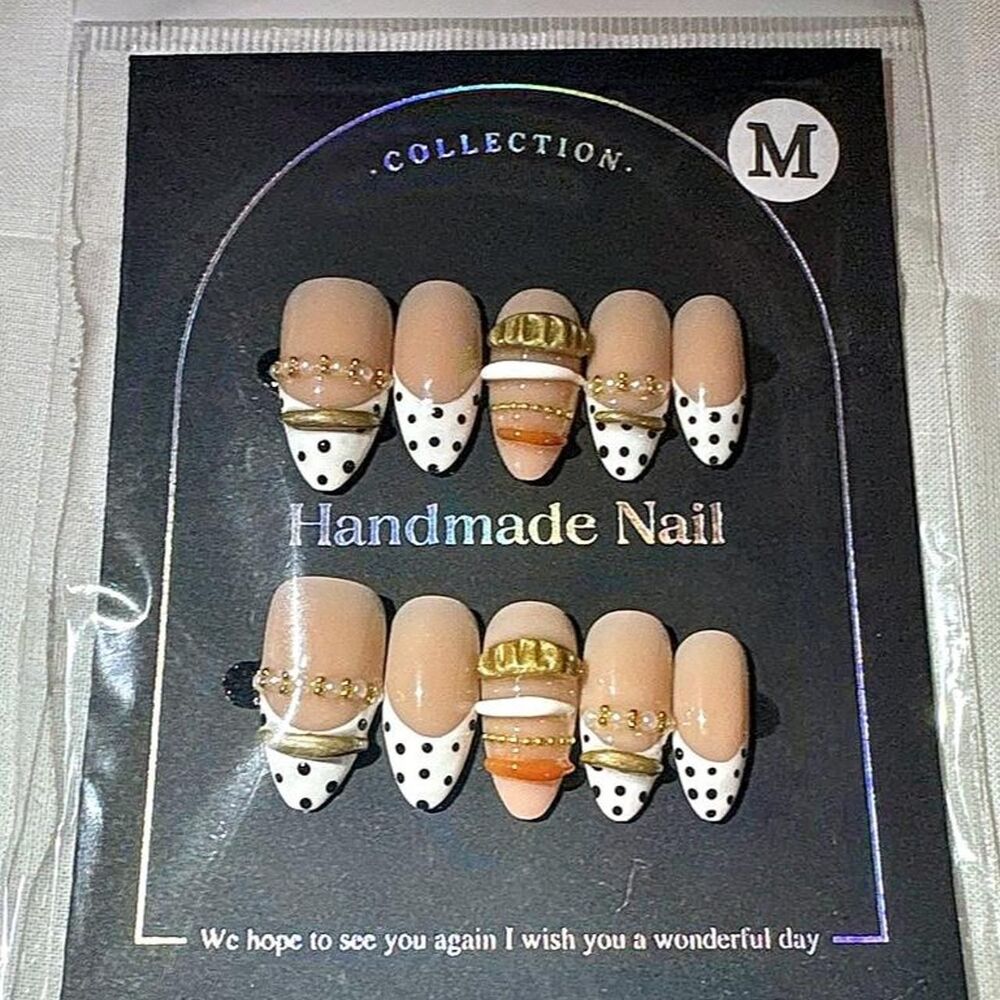 Brand new handmade press-on nail set in size Medium ☕️🤎